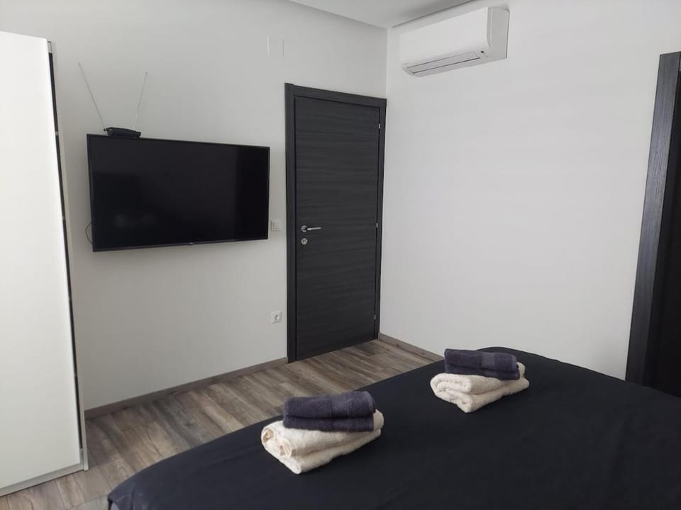 Bed, TV and multimedia, Bedroom, wardrobe, air conditioner