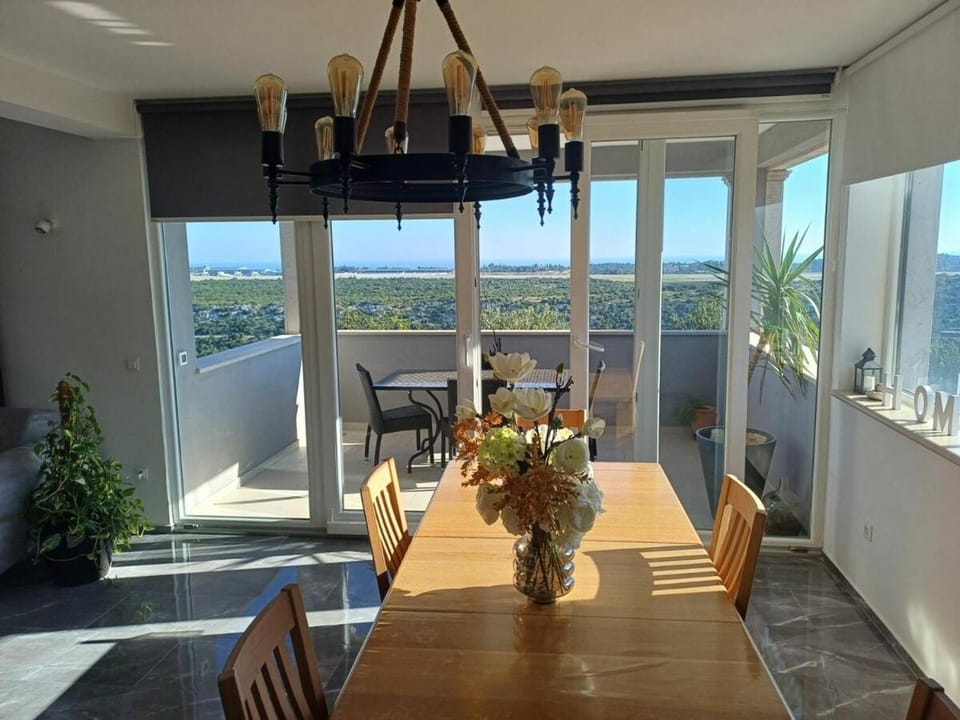 View (from property/room), Balcony/Terrace, Living room, Dining area