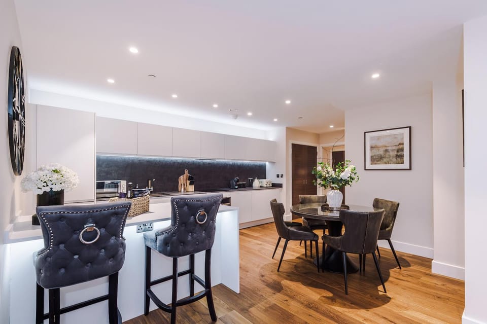 Kitchen or kitchenette, Dining area
