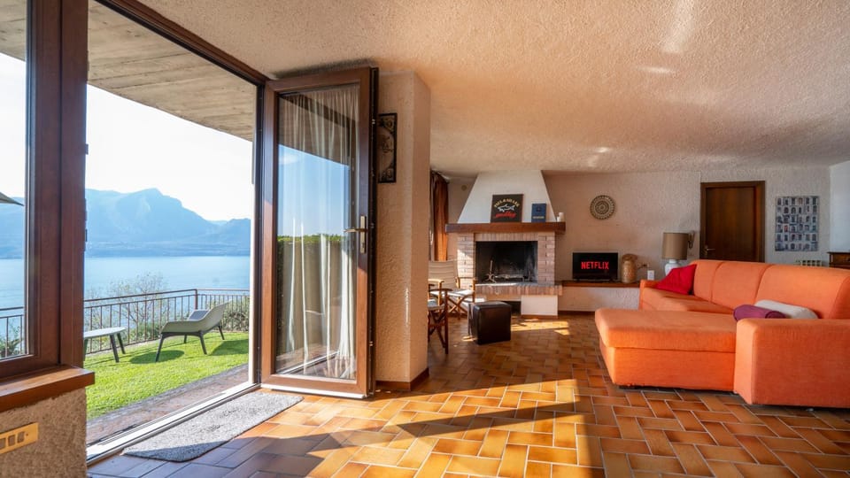 Garda Lake, free park, big swimming pool Apartment in Torri del Benaco