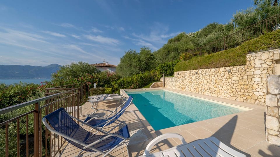 Garda Lake, free park, big swimming pool Apartment in Torri del Benaco