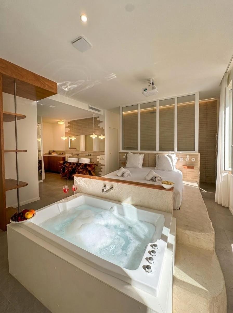 Hot Tub, Photo of the whole room