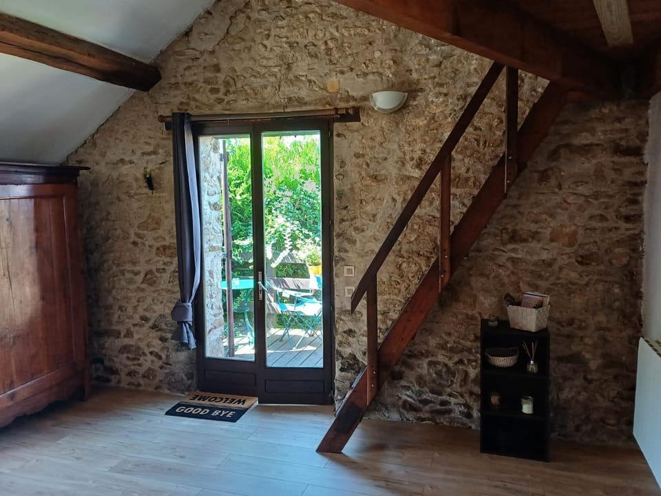 Appartement en pierre au calme Apartment in Île-de-France