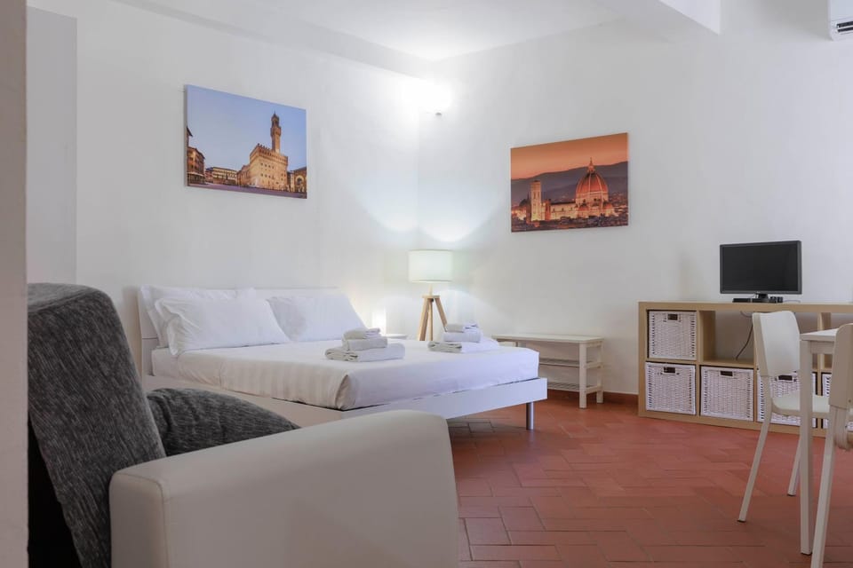 Bed, TV and multimedia, Photo of the whole room