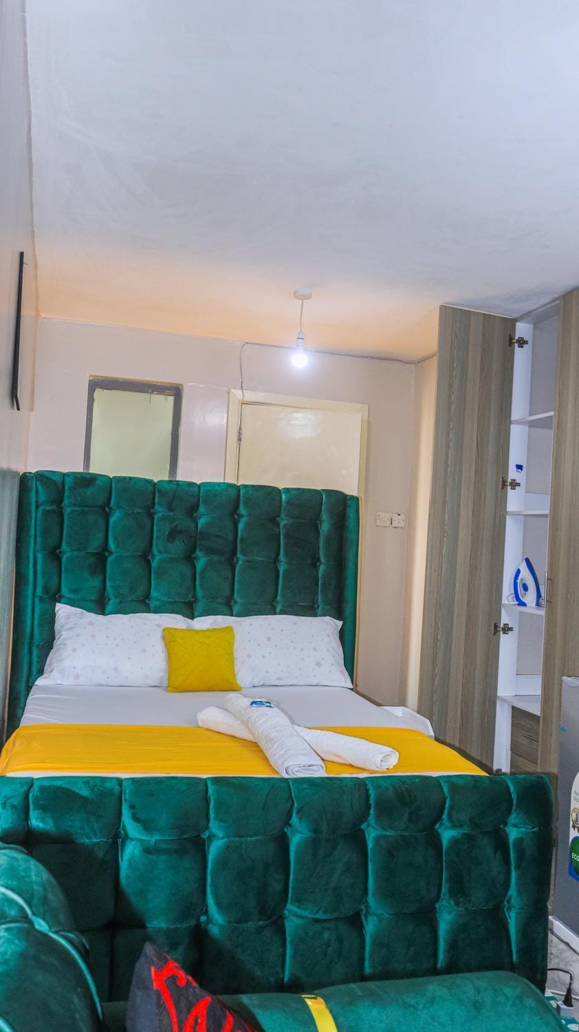 DefiniteHomes2 - Fully furnished studio apartment with a rooftop restaurant near JKIA Airport, SGR Terminus, Downtown Nairobi Apartment in Nairobi