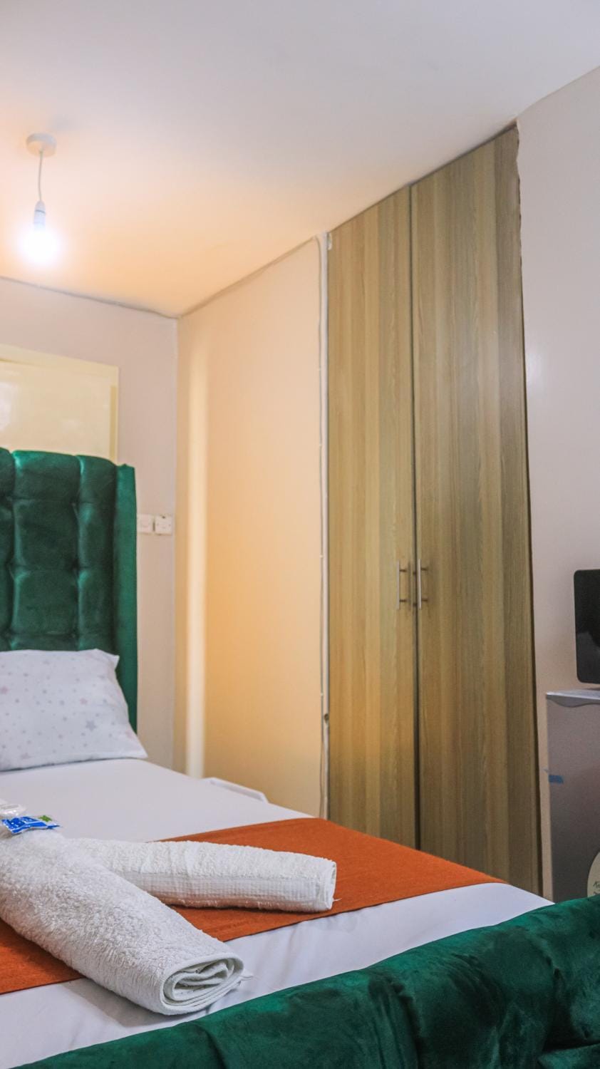 DefiniteHomes2 - Fully furnished studio apartment with a rooftop restaurant near JKIA Airport, SGR Terminus, Downtown Nairobi Apartment in Nairobi