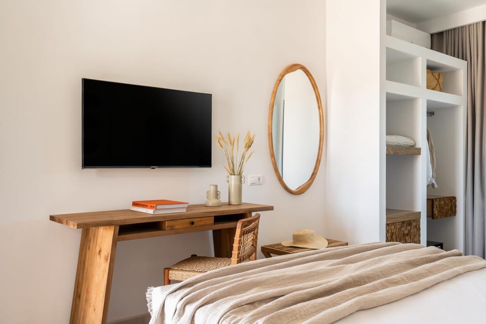 Bed, TV and multimedia, Photo of the whole room, Bedroom, wardrobe