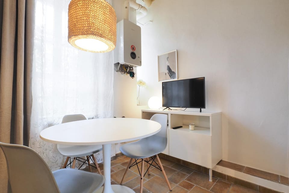 TV and multimedia, Seating area, Dining area