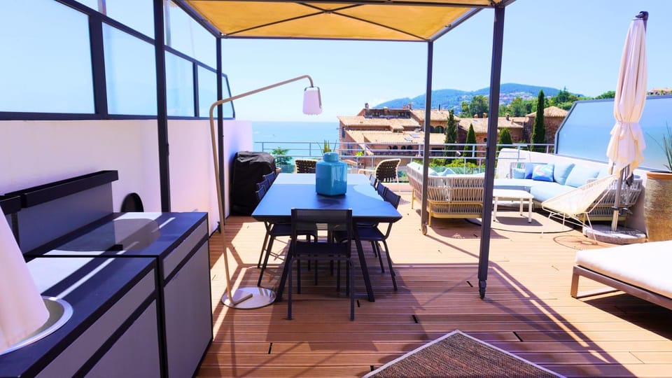 Natural landscape, View (from property/room), Balcony/Terrace, Living room, Seating area, Dining area, Sea view
