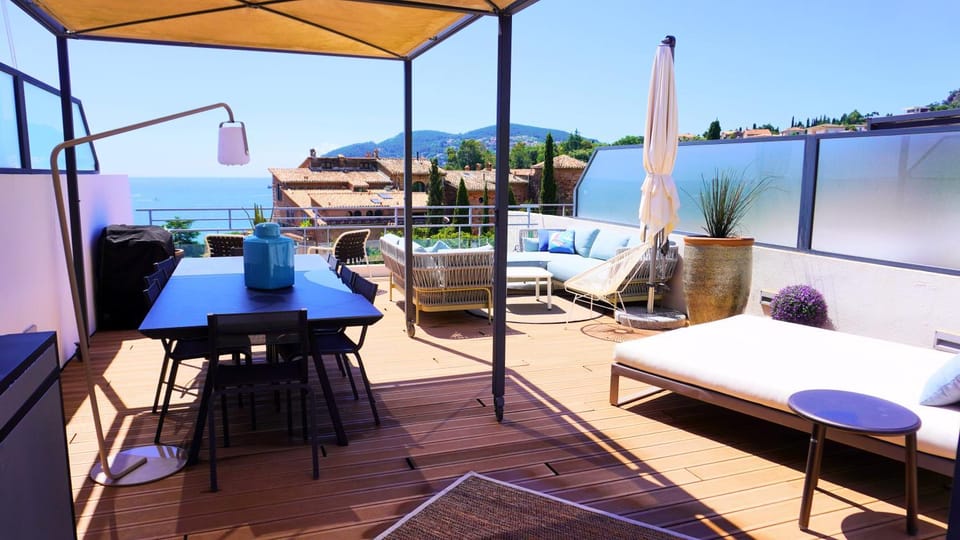 Natural landscape, View (from property/room), Balcony/Terrace, Living room, Seating area, Dining area, Sea view, sunbed