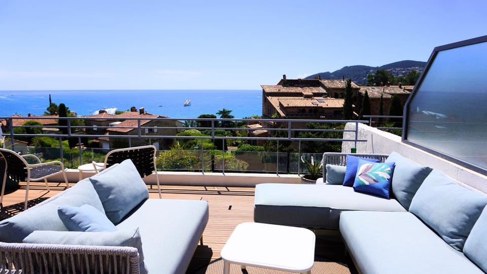 Natural landscape, View (from property/room), Balcony/Terrace, Living room, Seating area, Sea view