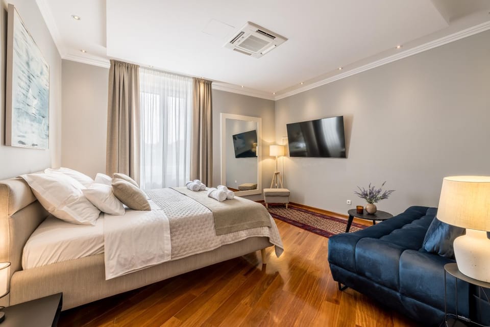 Bed, TV and multimedia, Photo of the whole room, Seating area, Bedroom, towels