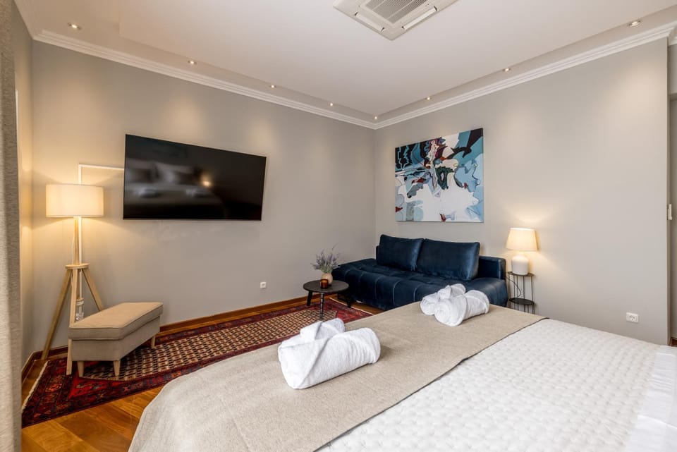 Bed, TV and multimedia, Photo of the whole room, Seating area, Bedroom, towels