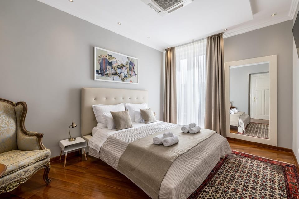 Bed, Photo of the whole room, Bedroom, towels
