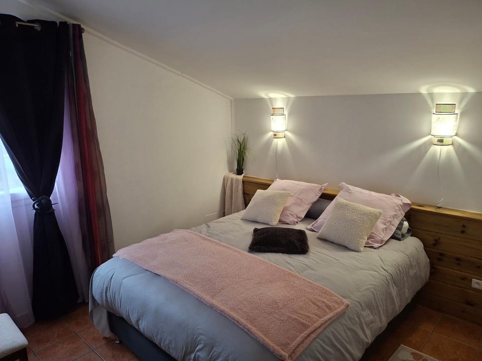 Bed, Photo of the whole room, Bedroom