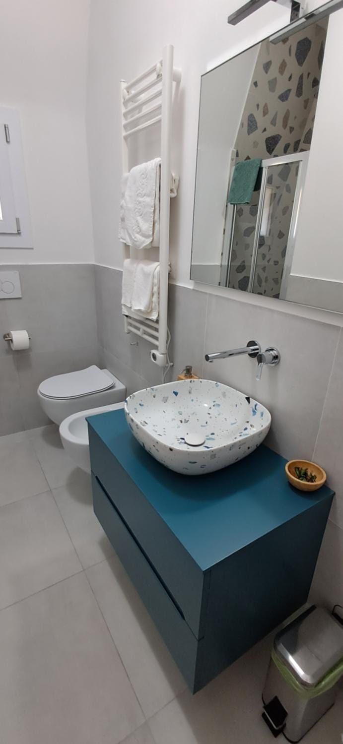 Shower, Toilet, Bathroom, bidet, towels