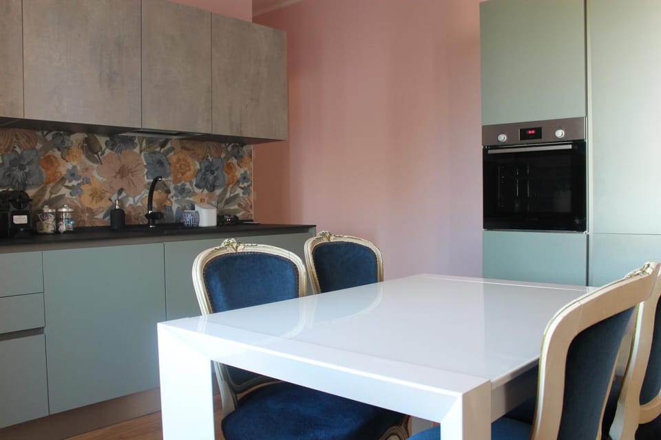 Kitchen or kitchenette, Dining area, oven