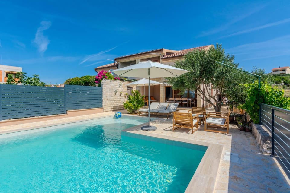 Property building, Patio, Day, Pool view, Swimming pool, sunbed