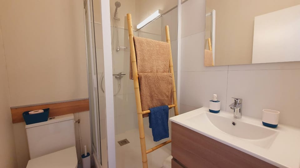 Shower, Toilet, Bathroom, towels