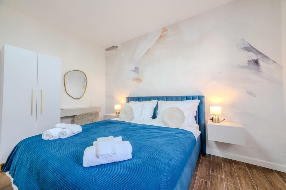 Bed, Bedroom, towels