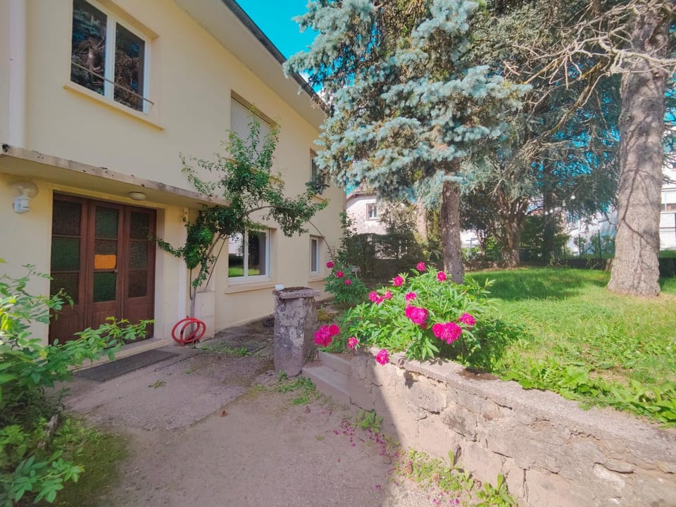Property building, Day, Garden, Garden, Garden view