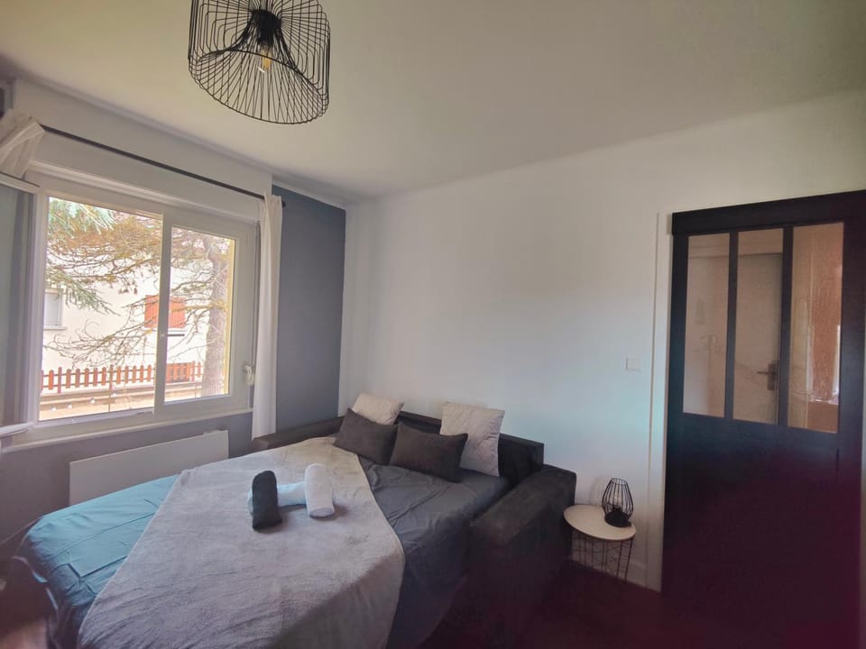 Bed, Living room