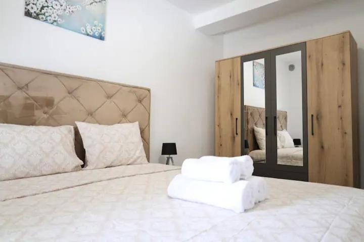 Bed, Photo of the whole room, Bedroom, wardrobe