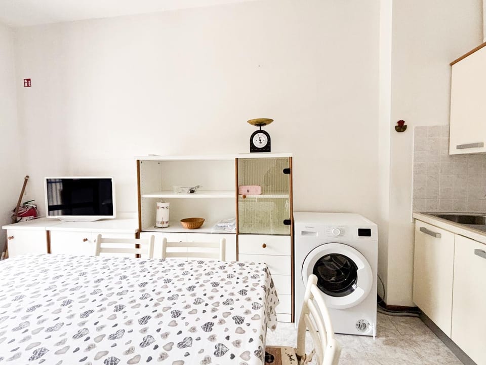 Kitchen or kitchenette, washing machine
