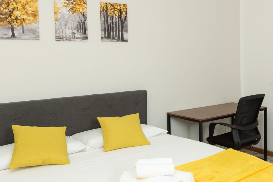 Bed, Photo of the whole room, Seating area