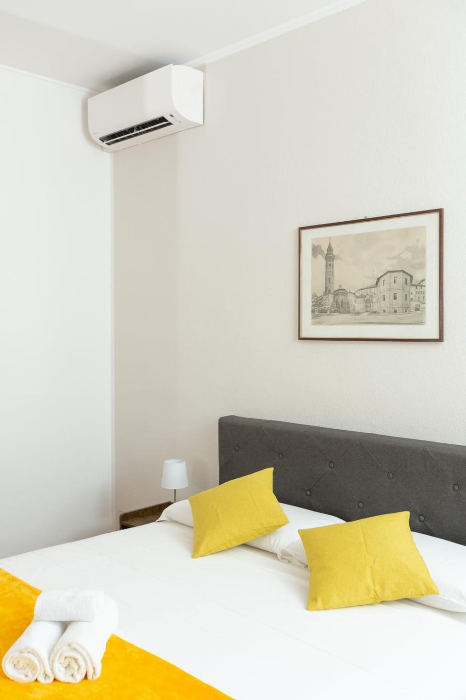 Bed, Bedroom, towels, air conditioner