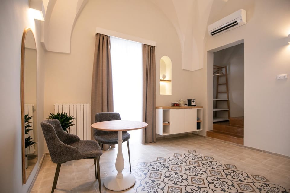 Living room, internet, air conditioner