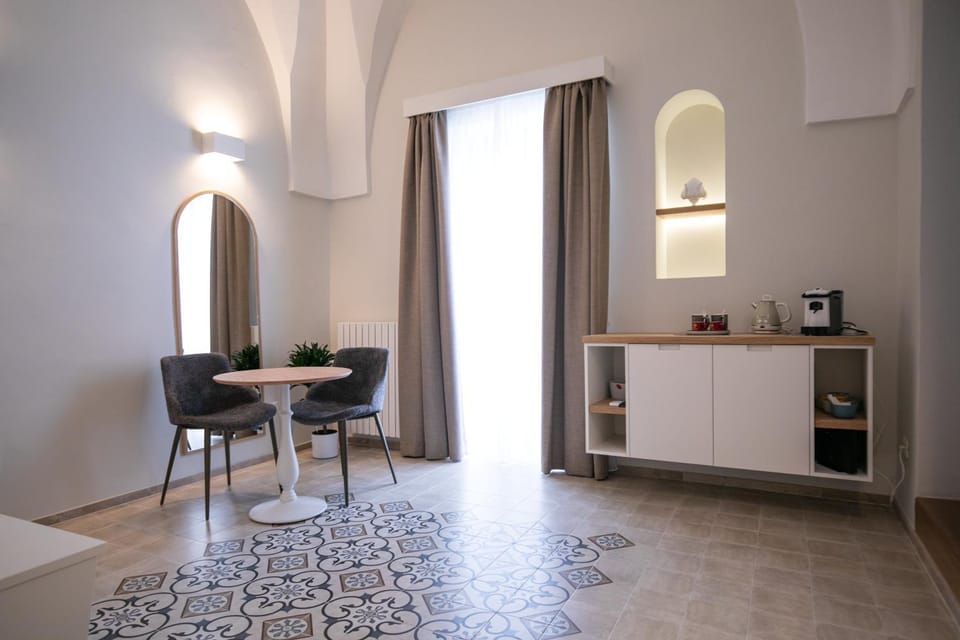 Coffee/tea facilities, Living room, Seating area, minibar