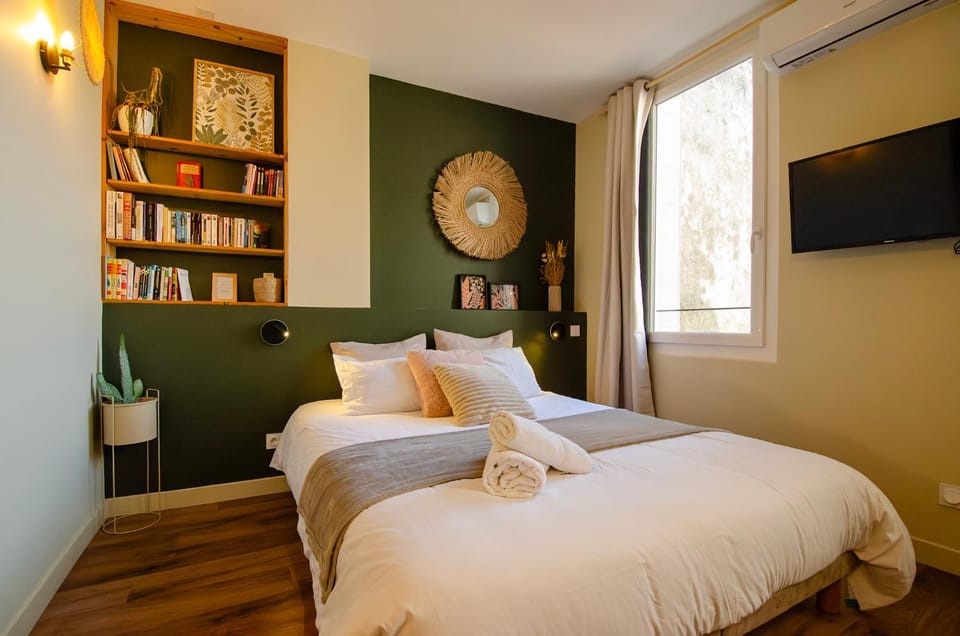 Bed, Library, Photo of the whole room