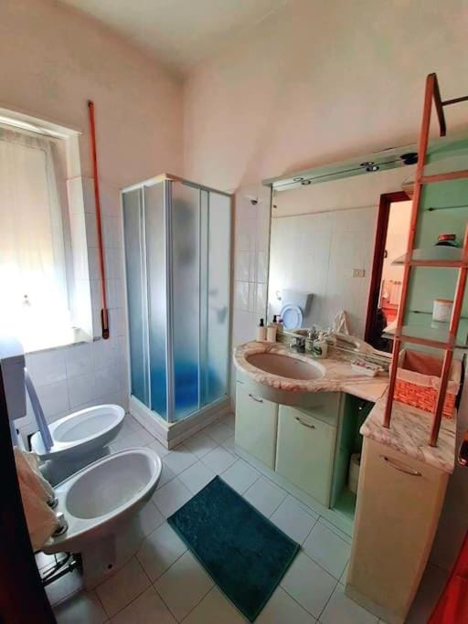 Shower, Toilet, Bathroom, towels
