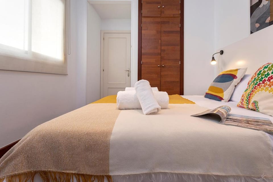 Bed, Bedroom, towels