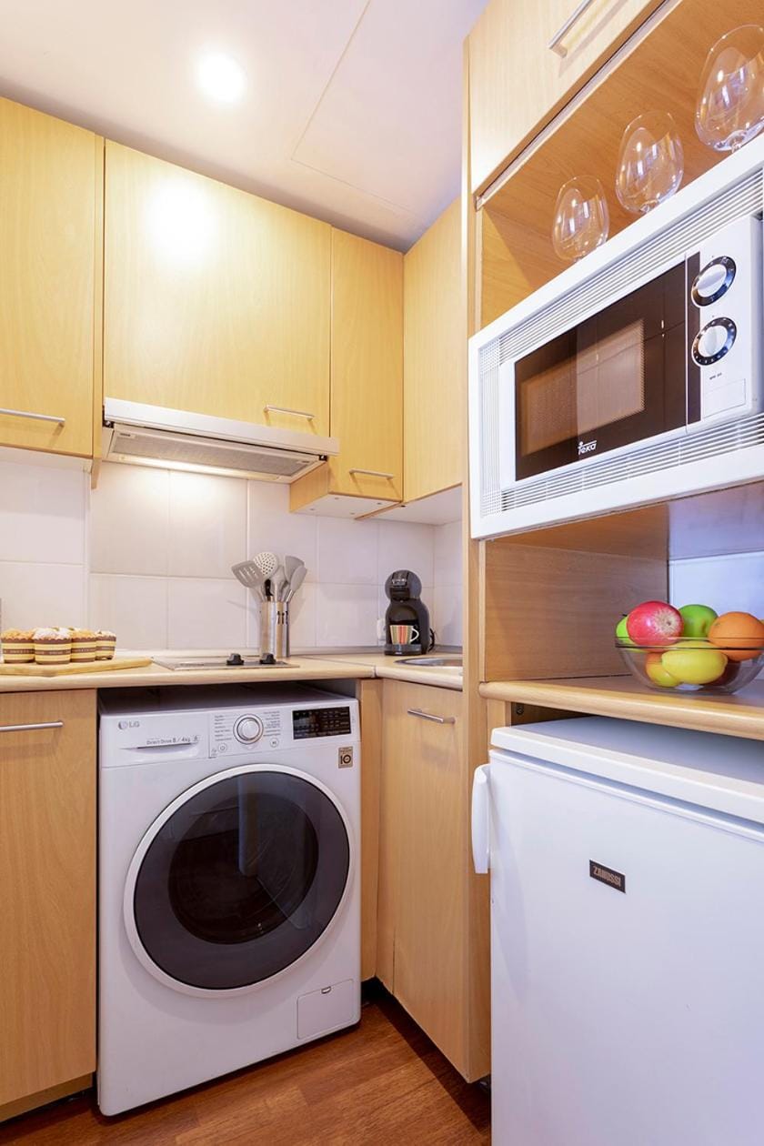 Coffee/tea facilities, Kitchen or kitchenette, microwave, stove, washing machine