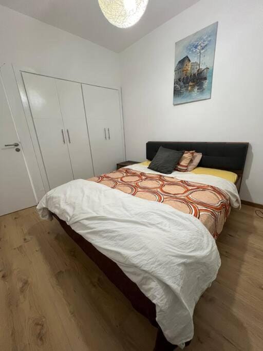 Bed, Photo of the whole room, Bedroom, wardrobe