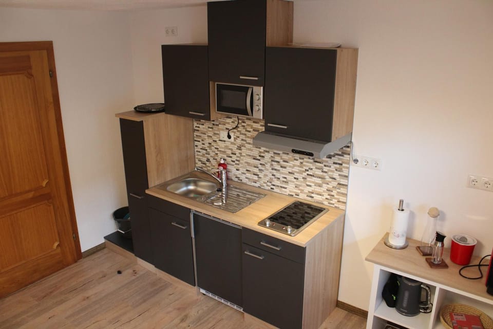 Coffee/tea facilities, Kitchen or kitchenette, stove