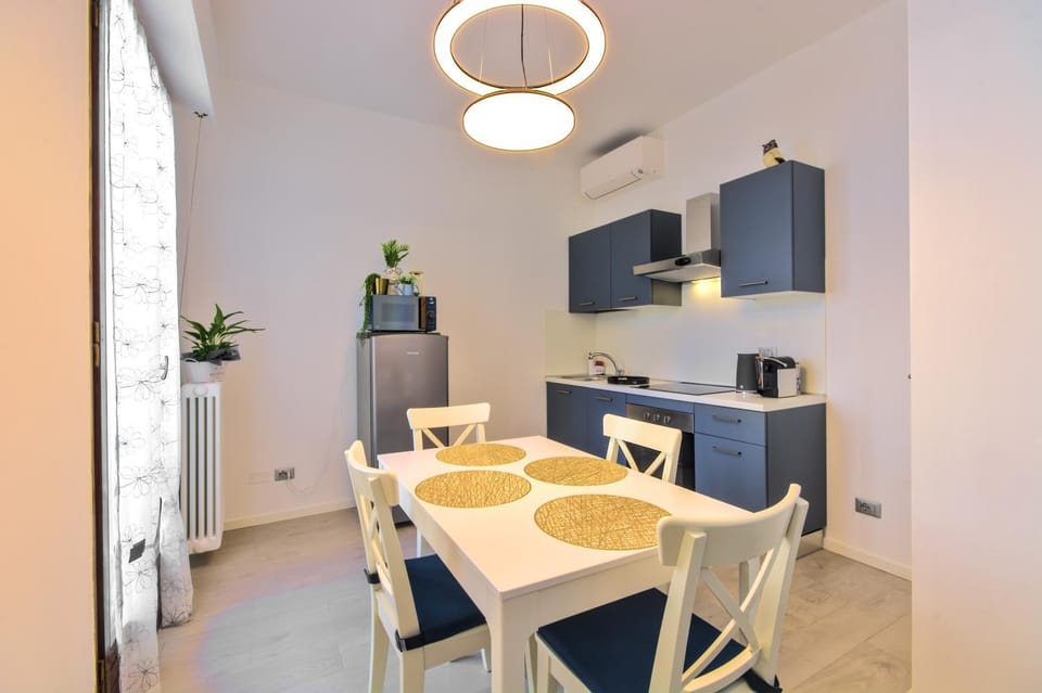 Kitchen or kitchenette, Dining area, oven, stove