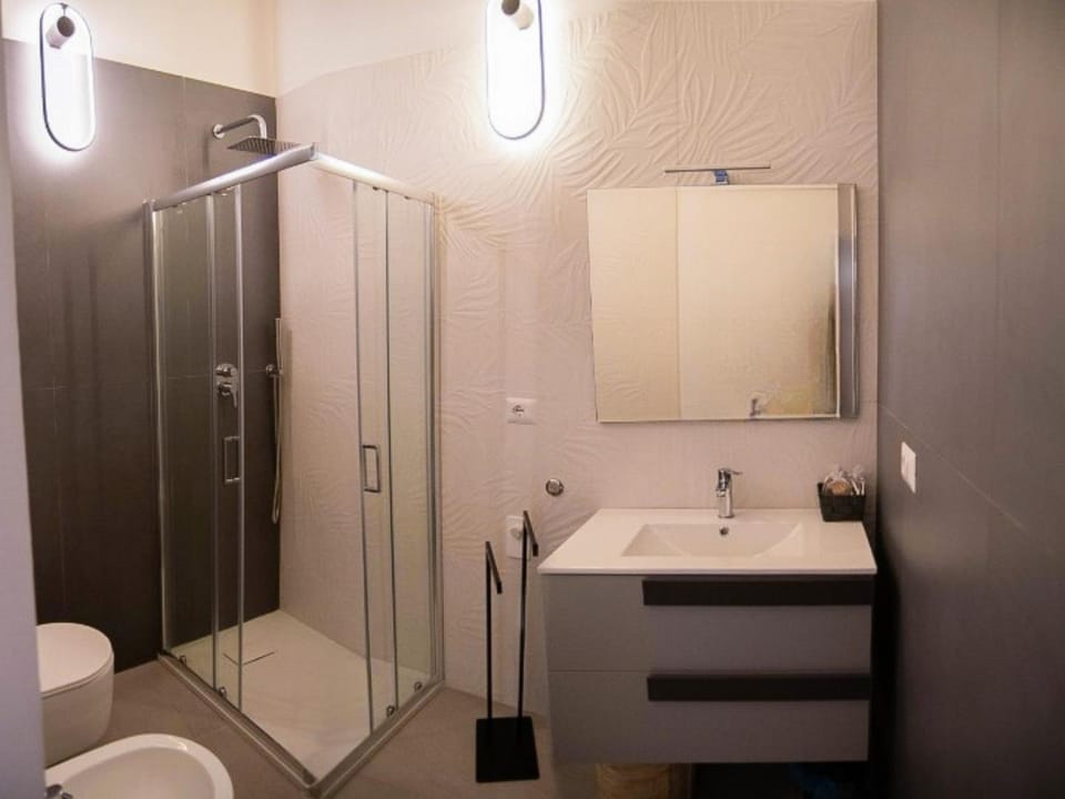 Shower, Toilet, Bathroom, towels