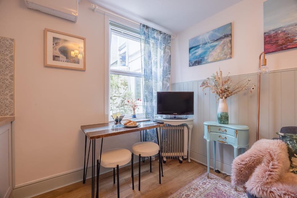 St Ives apartment less than 5 minutes walk to beach parking available Apartment in Saint Ives