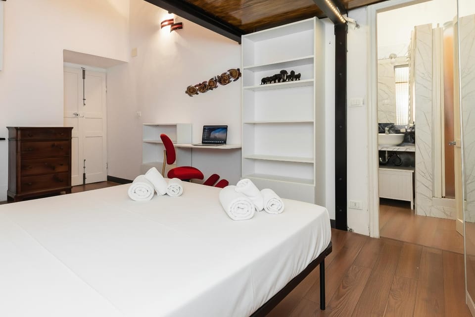 Bed, Bedroom, towels