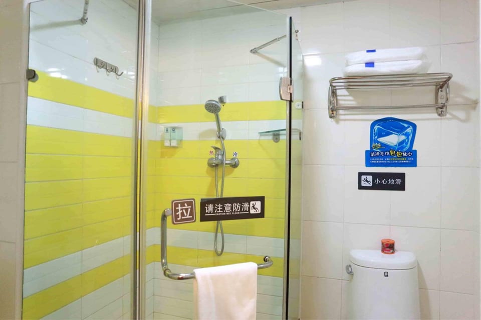 Shower, Toilet