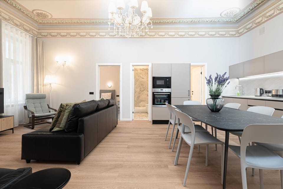 Kitchen or kitchenette, Living room, Seating area, Dining area, oven, pet friendly, stove