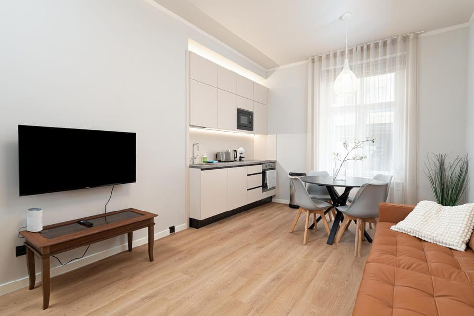 TV and multimedia, Kitchen or kitchenette, Living room, Seating area, Dining area