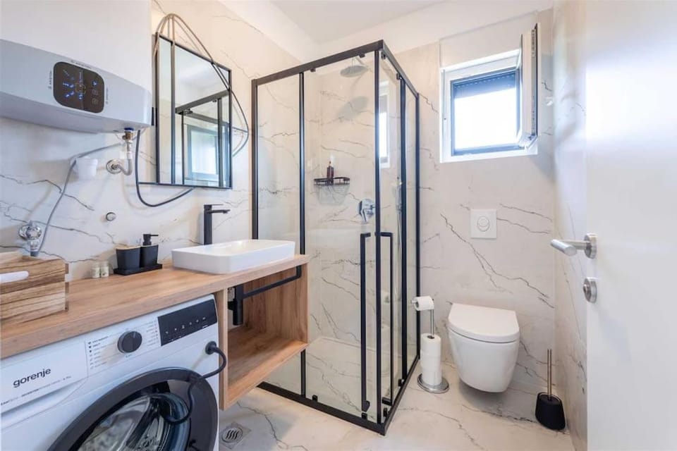 Shower, Toilet, Bathroom, towels, washing machine