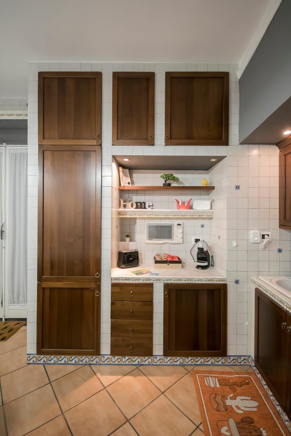Kitchen or kitchenette, minibar, oven, stove