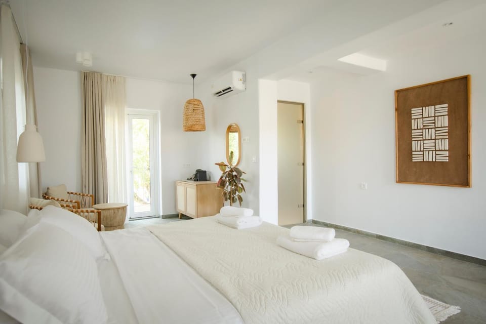 Bed, Photo of the whole room, Bedroom, Swimming pool, Breakfast, towels