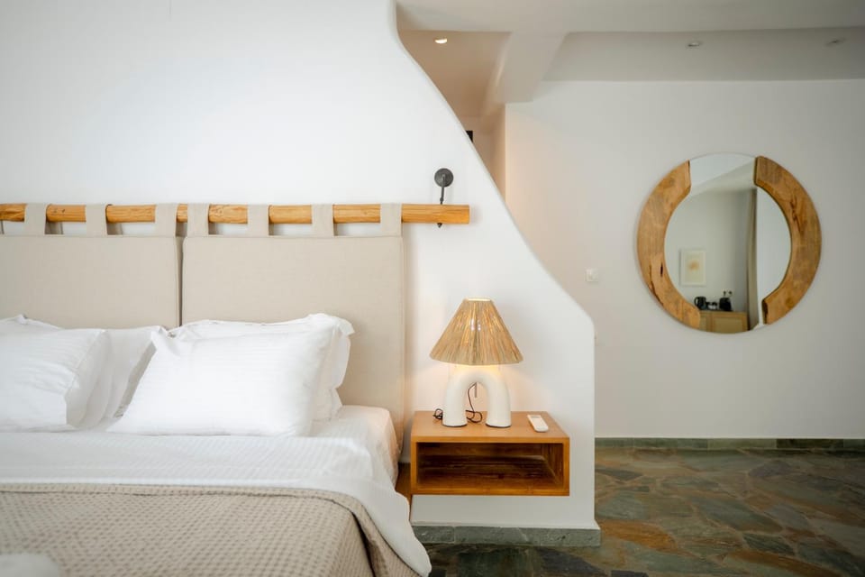 Bed, Decorative detail, Bedroom, Swimming pool