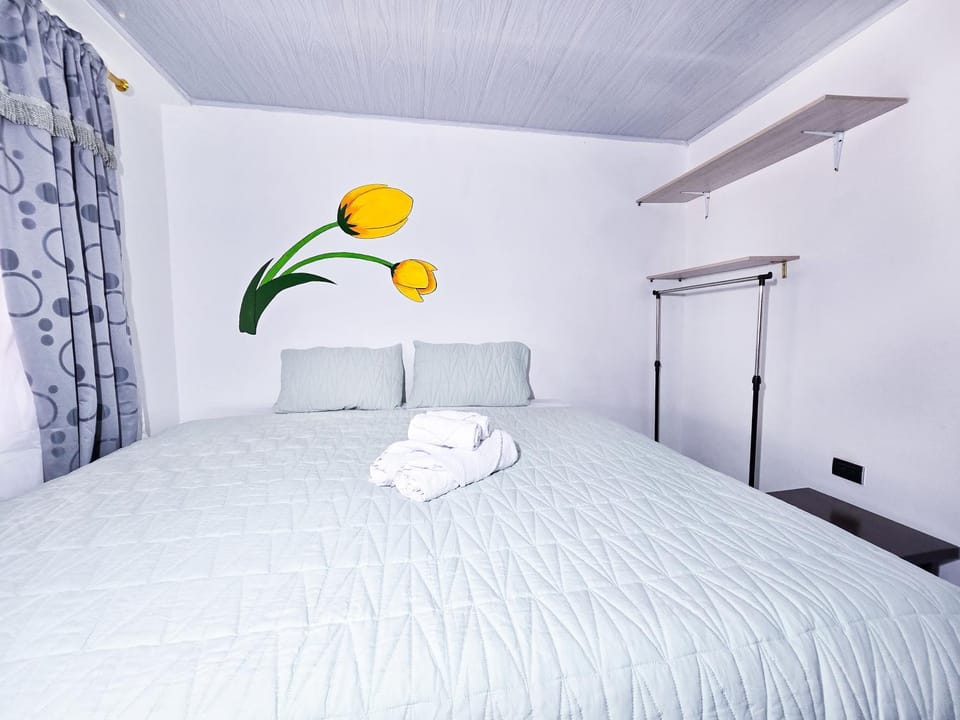 Bed, Bedroom, towels